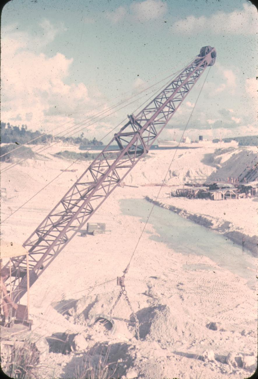 BD/145/236 -
Bouw sleephelling in Manokwari, o.m. hijskraan
