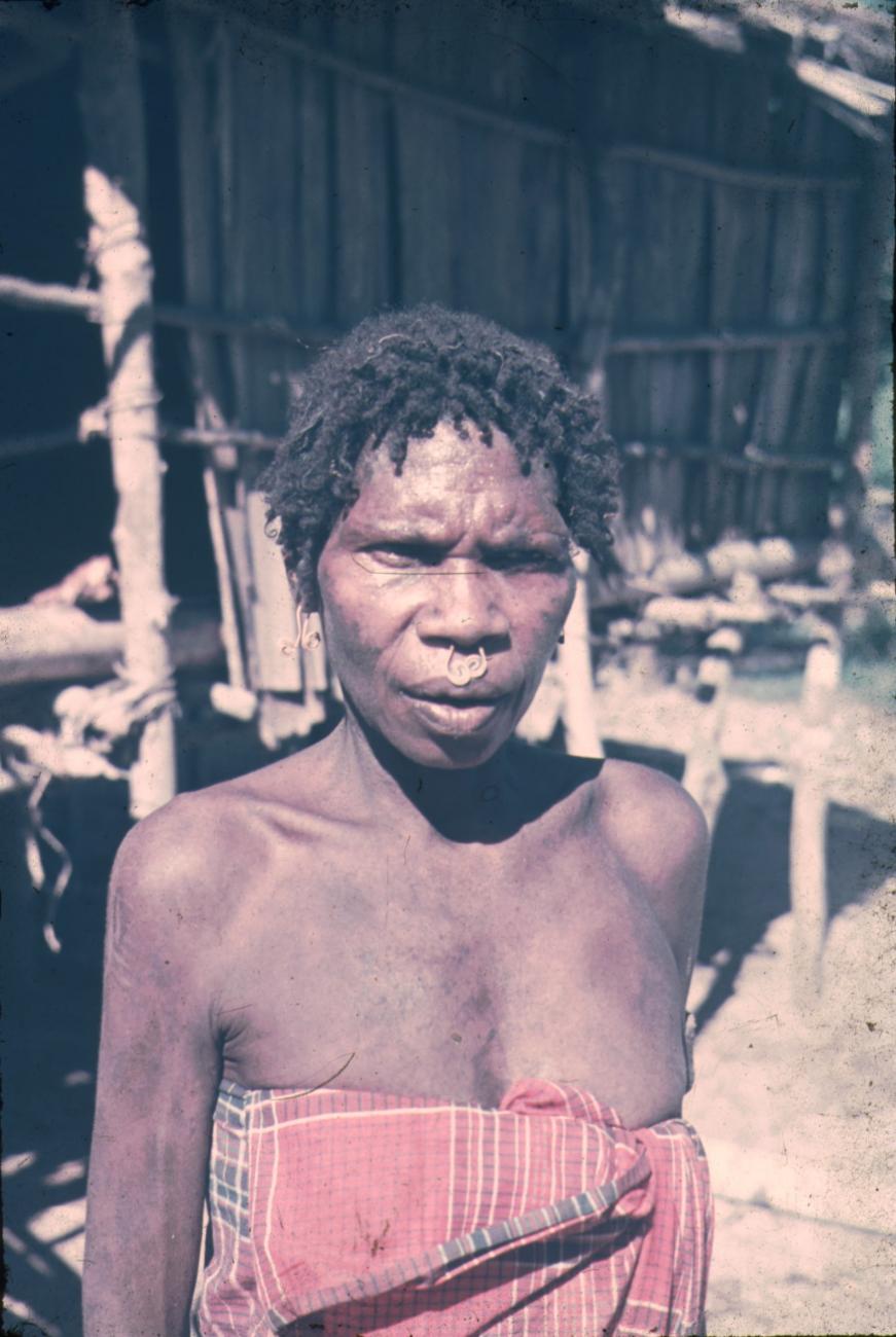 BD/145/292 -
Tournee in de Vogelkop. Portret vrouw met neusversiering