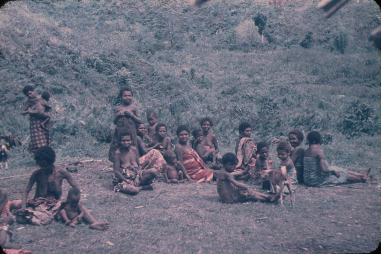 BD/145/293 -
Tournee in de Vogelkop. Groepsfoto vrouwen met kinderen