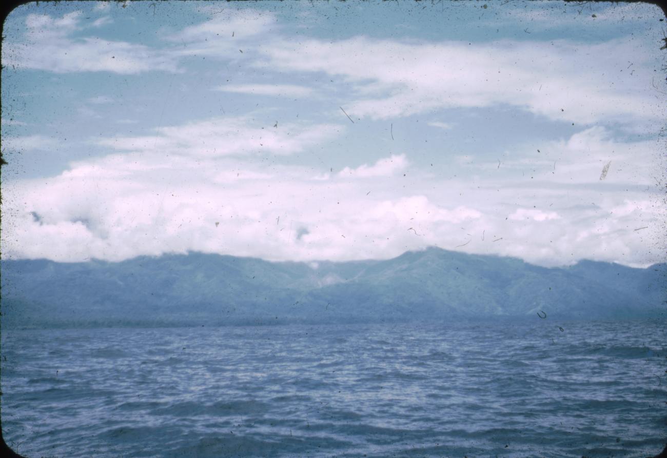 BD/145/315 - 
Foto vanaf boot, gezicht op kust
