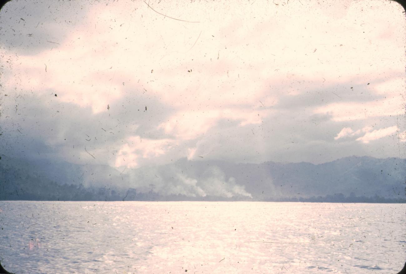 BD/145/316 - 
Foto vanaf boot, gezicht op kust
