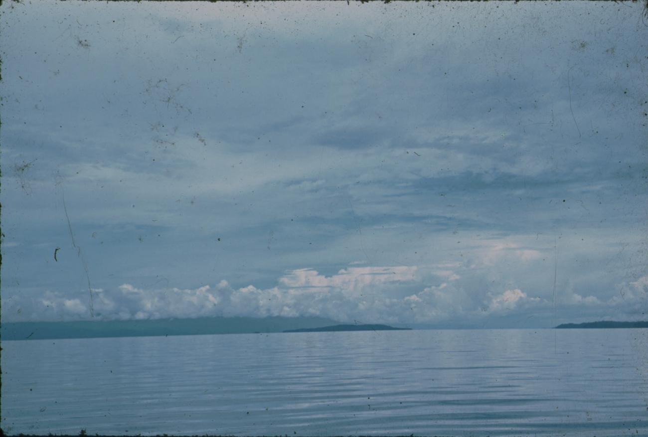 BD/145/318 - 
Foto vanaf boot, gezicht op kust
