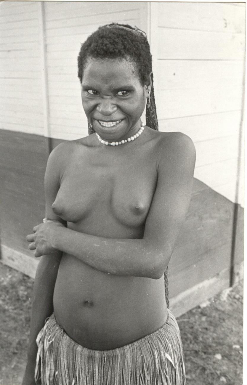 BD/253/105 -
Portret van een vrouw in traditionele kledij