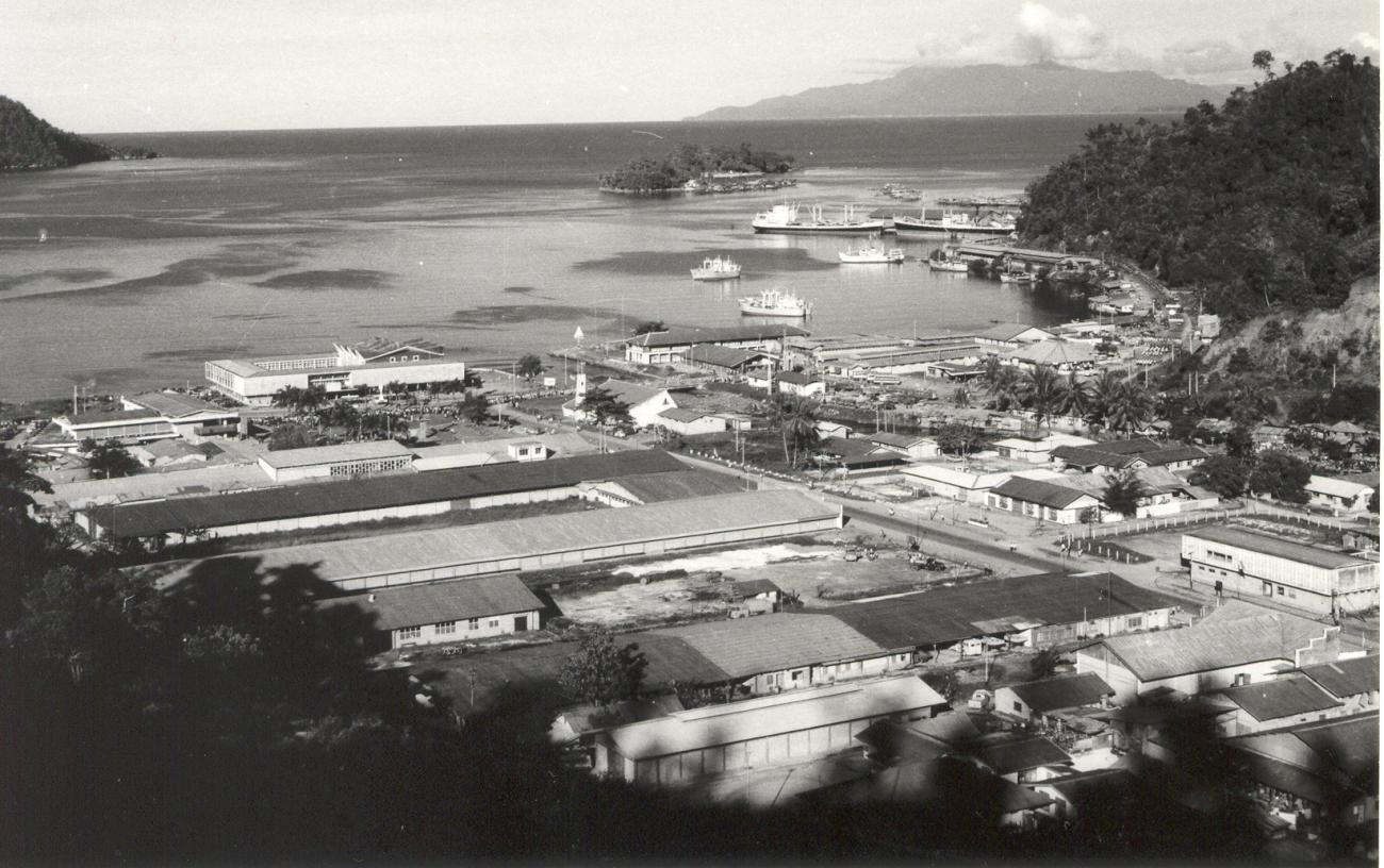 BD/253/115 -
Uitzicht op haven in Jayapura en eiland pulau Kayu