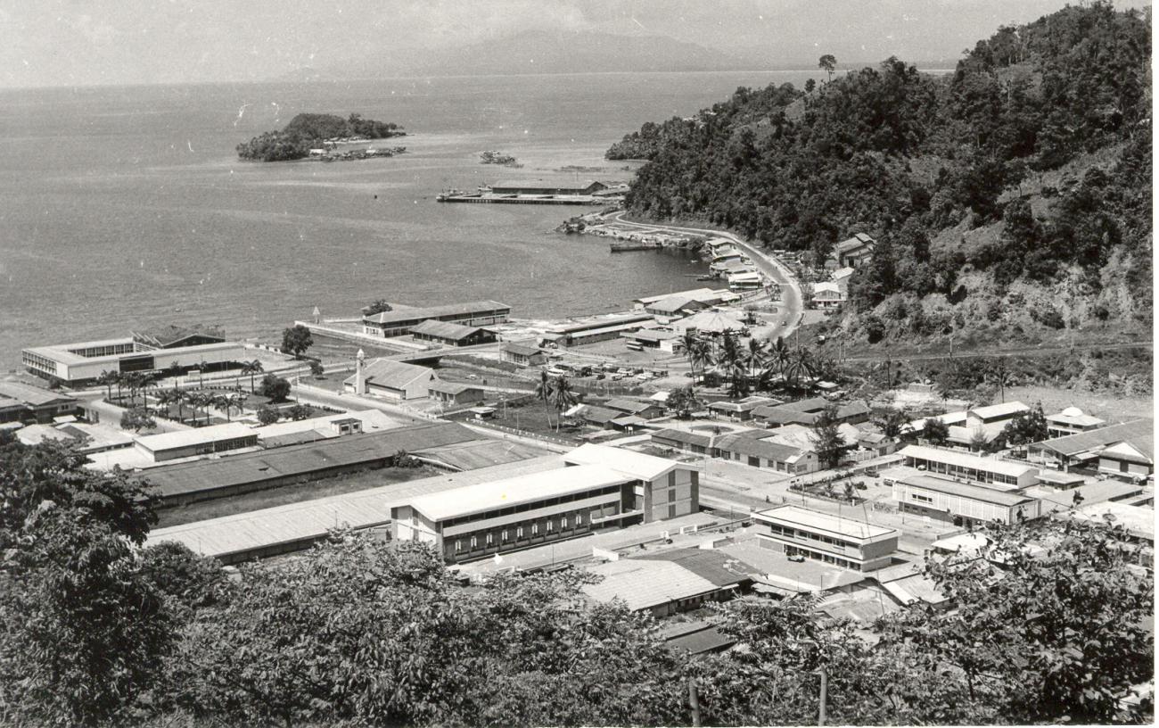 BD/253/116 -
Uitzicht op haven in Jayapura