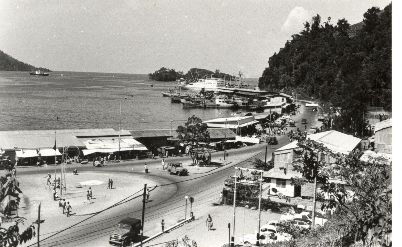 BD/253/117 -
Uitzicht op haven in Jayapura