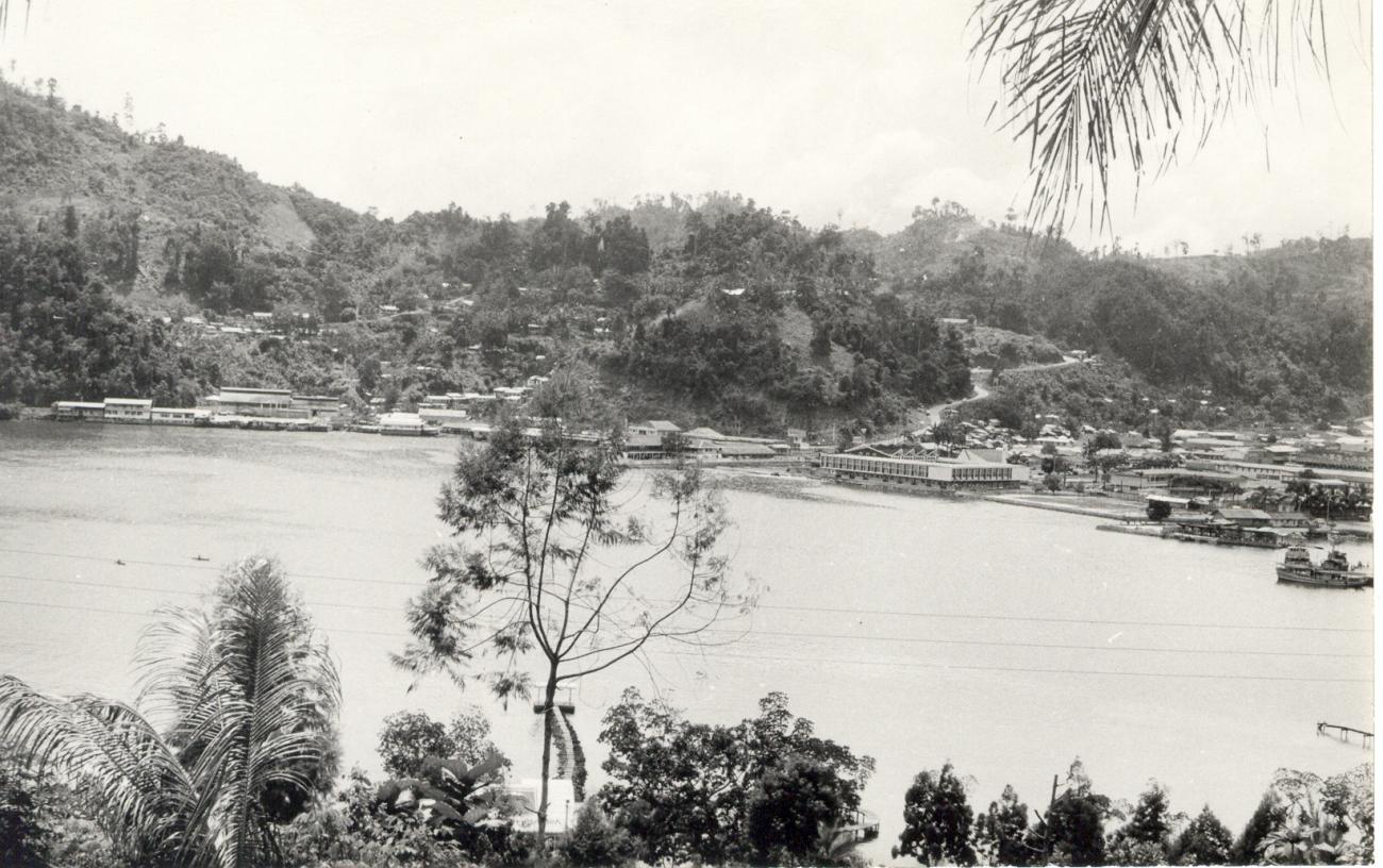 BD/253/119 -
Uitzicht op baai van Jayapura