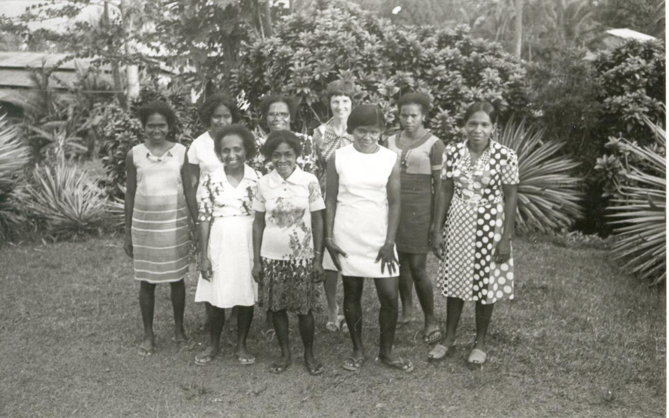 BD/253/27 -
Groepsfoto van vrouwen in westerse kleding