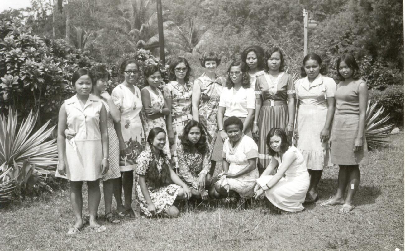 BD/253/28 -
Groepsfoto van vrouwen in westerse kleding met zuster Jorna