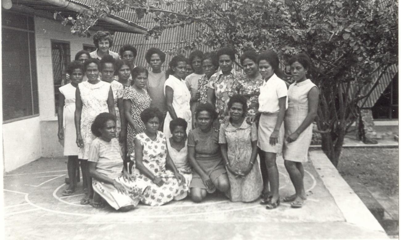 BD/253/2 -
Groepsfoto van vrouwen in westerse kleding