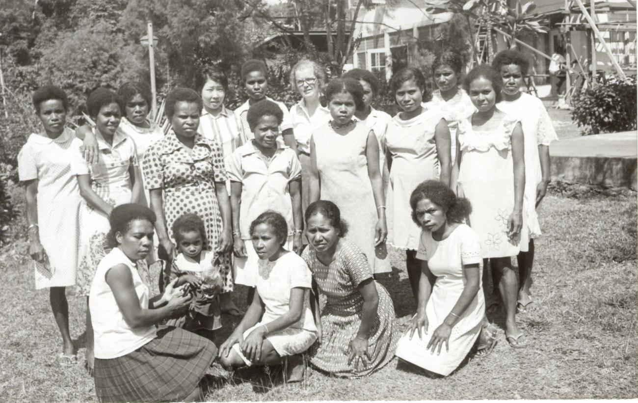 BD/253/32 -
Groepsportret van vrouwen met een kind en een katolieke zuster of lerares