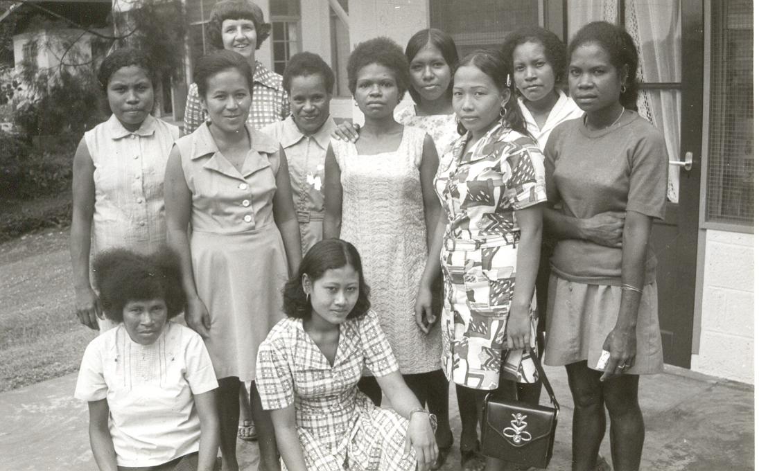 BD/253/34 -
Groepsfoto van vrouwen in westerse kleding met zuster Jorna