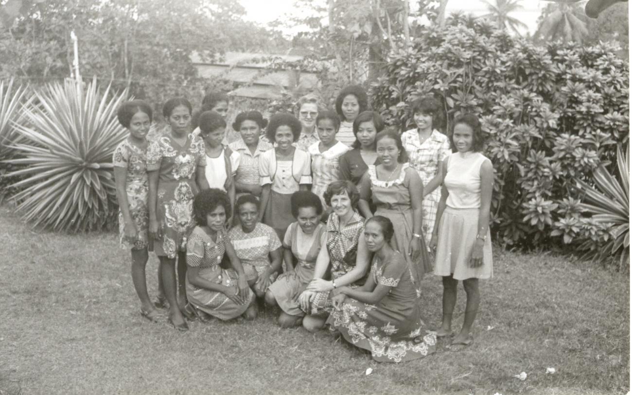 BD/253/35 -
Groepsfoto van vrouwen met zuster Jorna plus een andere katolieke zuster of lerares