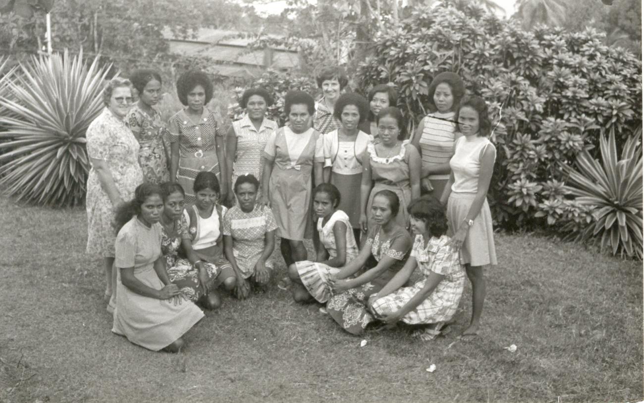 BD/253/36 -
Groepsfoto van vrouwen met zuster Jorna plus een andere katolieke zuster of lerares