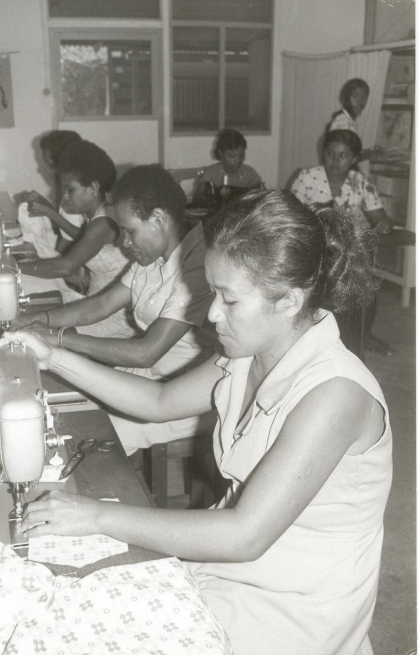 BD/253/39 -
Meerdere vrouwen achter naaimachines