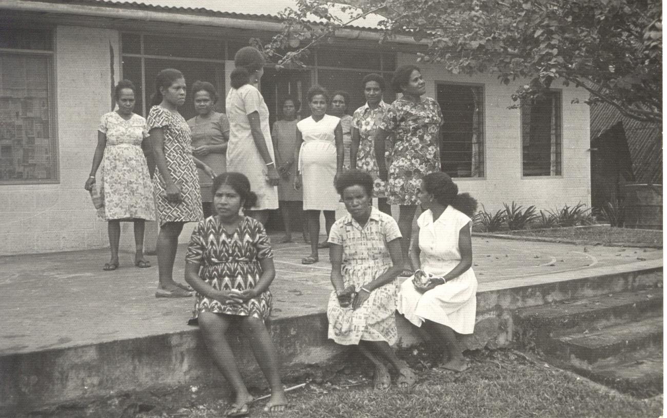BD/253/3 -
Zwangere vrouwen in westerse kleding