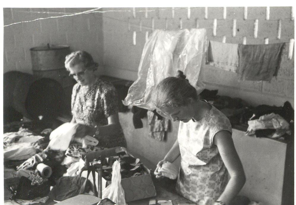 BD/253/40 -
Twee katholieke zusters met kleding en stoffen