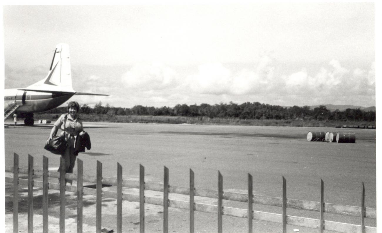 BD/253/44 -
Een katholieke zuster op het vliegveld