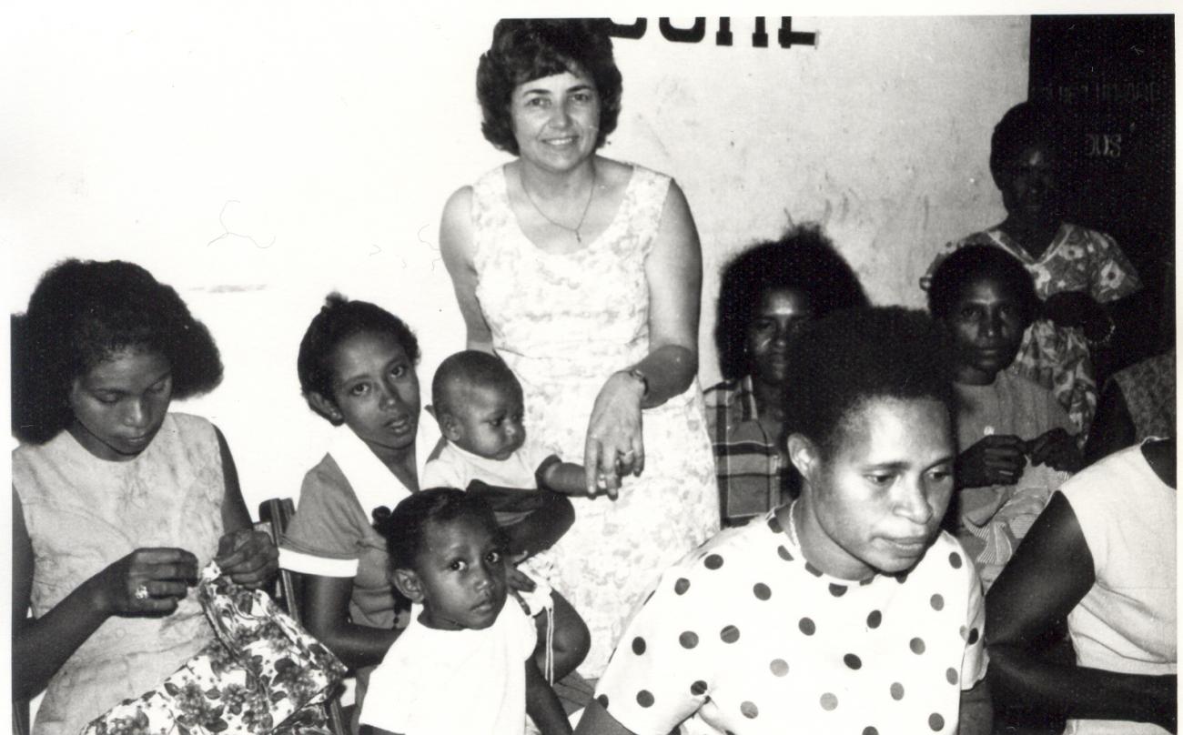 BD/253/47 -
Katholieke zuster met vrouwen en kinderen
