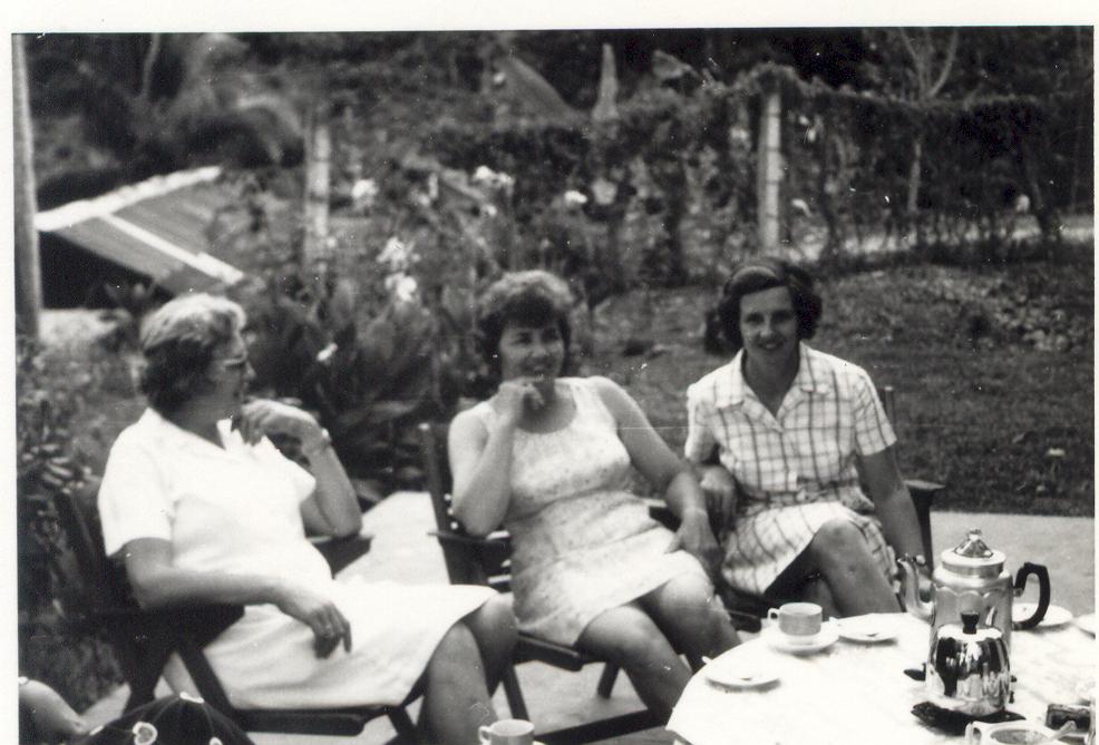 BD/253/49 -
Zuster Jorna met twee andere zusters