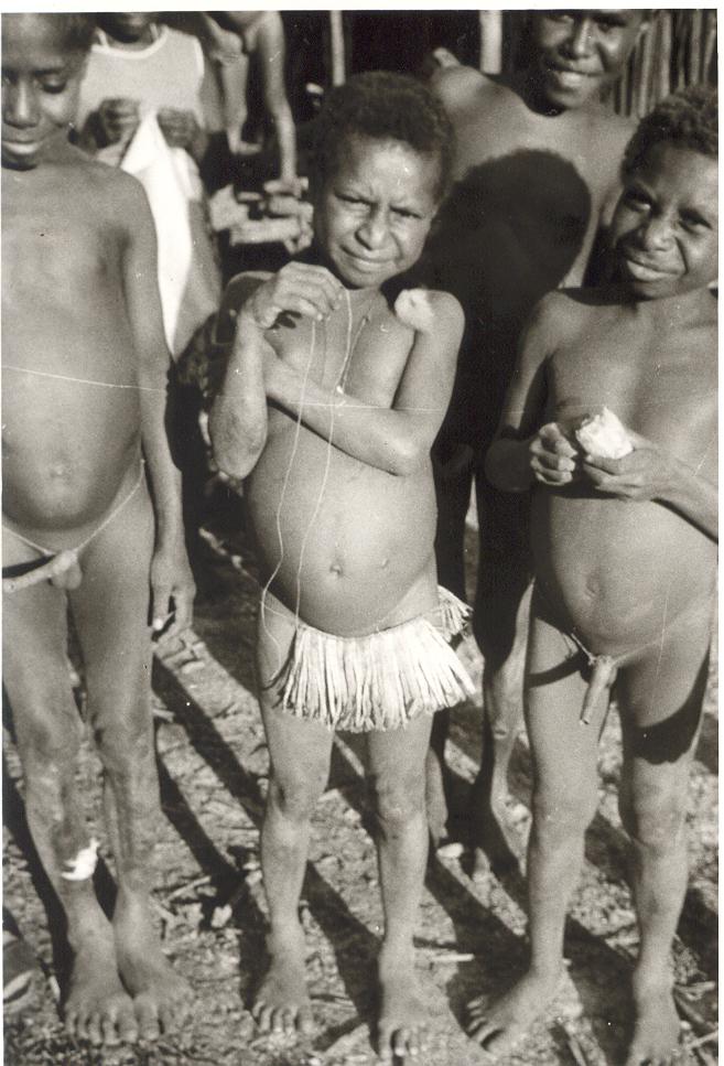 BD/253/53 -
Groepsfoto van kinderen in traditionele kledij