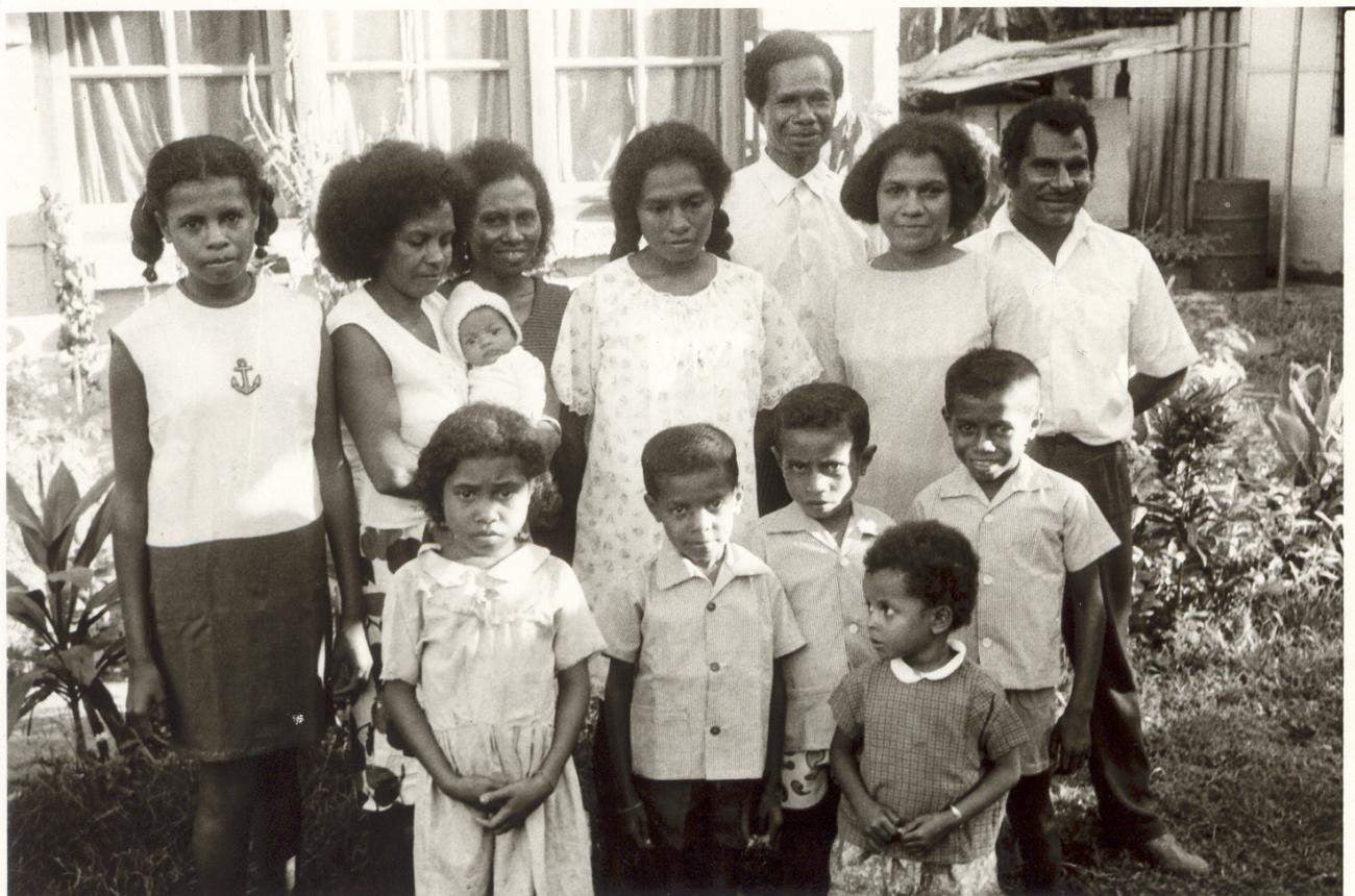 BD/253/75 -
Groepsfoto van een familie