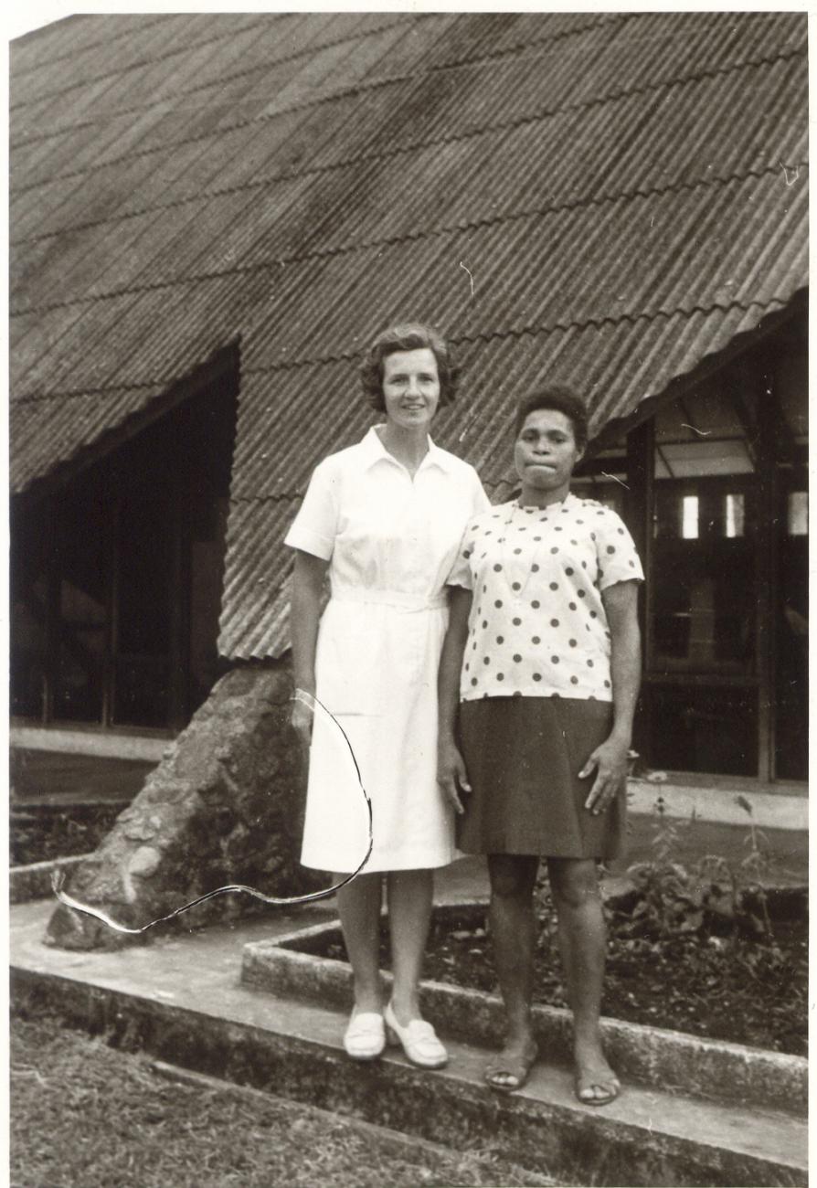 BD/253/79 -
Zuster Jorna met een andere vrouw