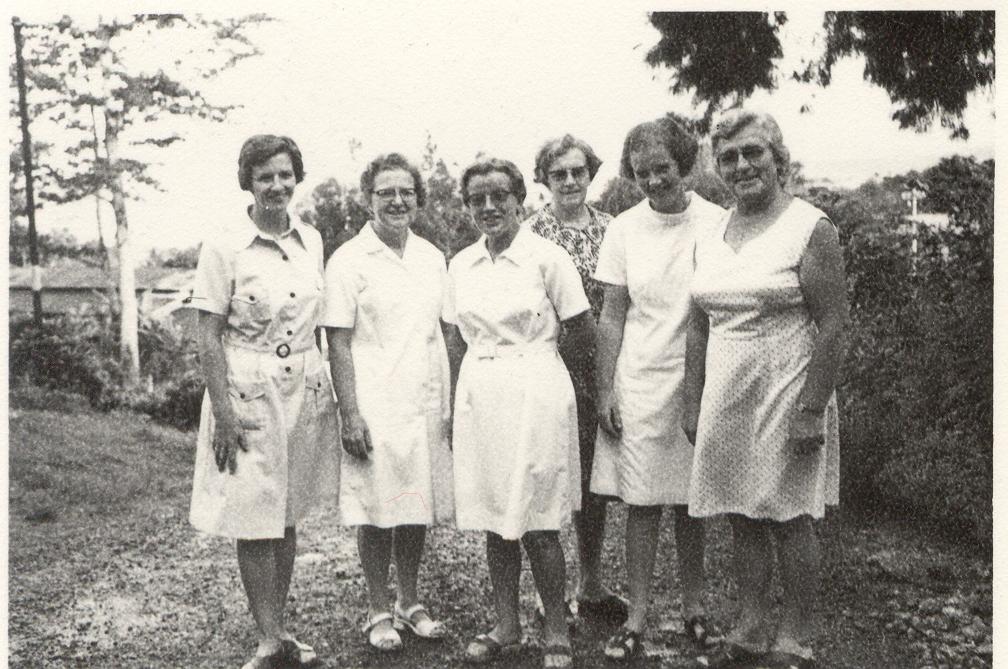 BD/253/80 -
Groepsfoto van zuster Jorna met andere Katholieke zusters