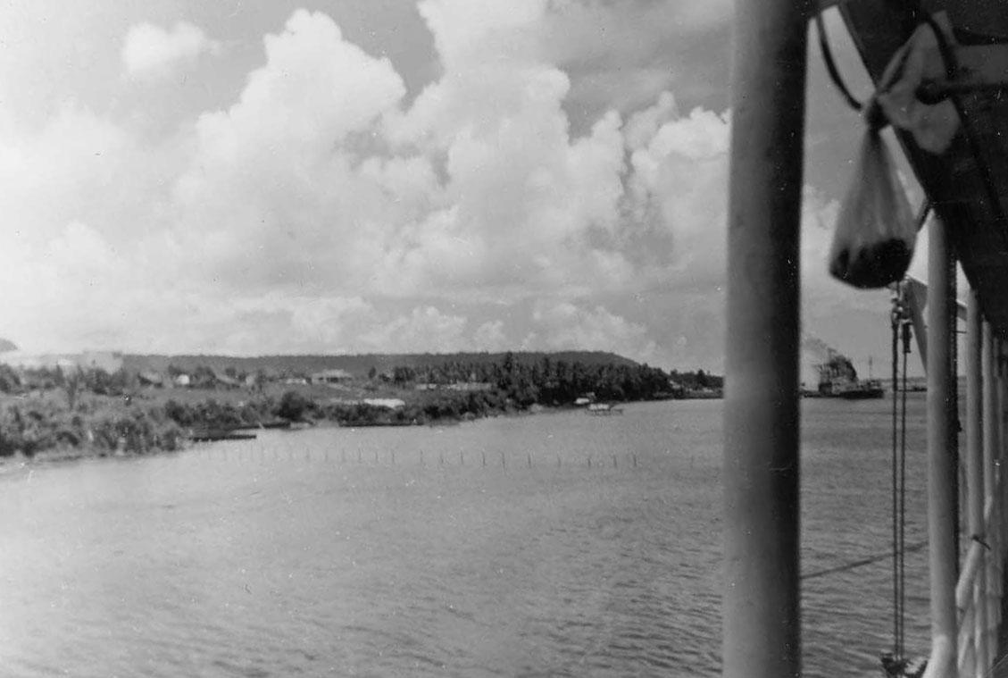 BD/277/35 -
Uitzicht vanaf boot op kust