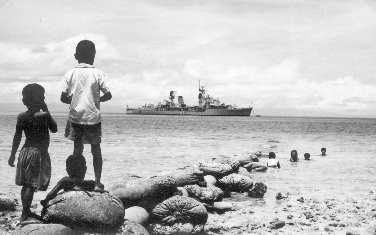 BD/277/42 -
Uitzicht op marineschip