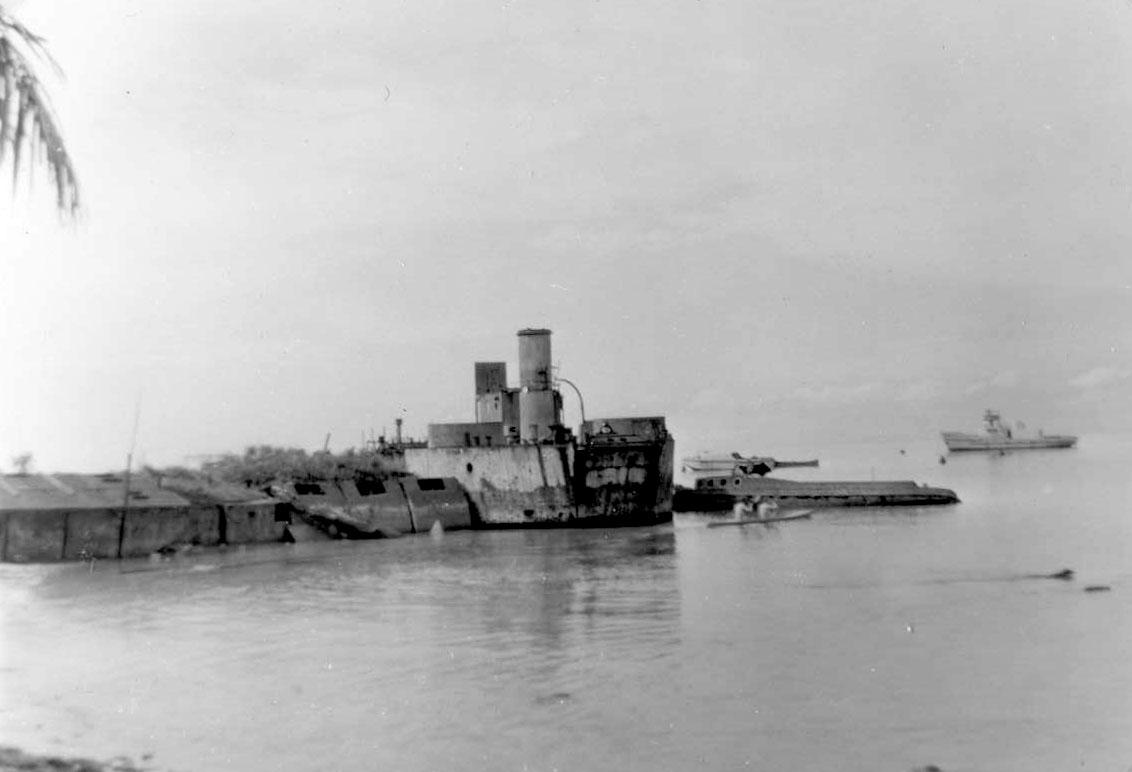 BD/277/43 -
Uitzicht op haven met wrakken uit de Tweede Wereldoorlog