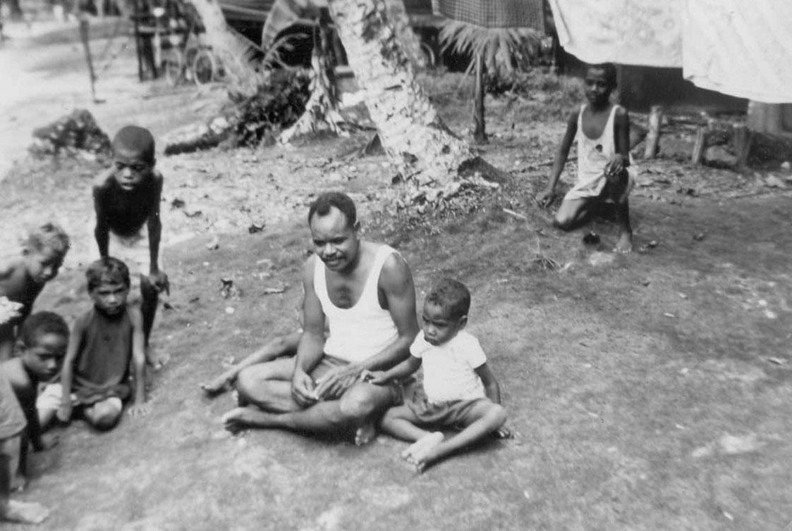 BD/277/53 -
Kinderen en twee mannen