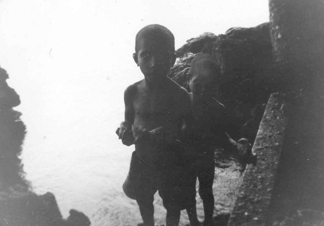 BD/277/56 -
Twee kinderen bij het water