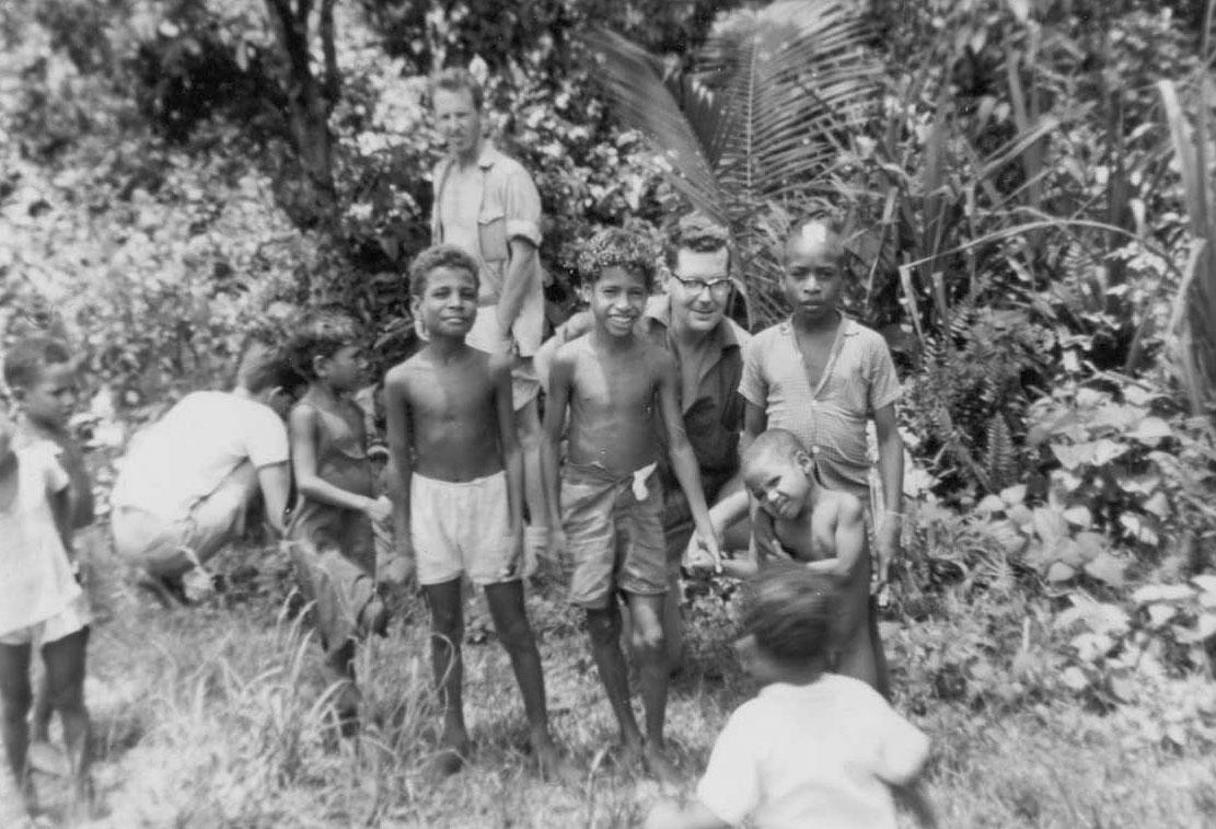 BD/277/58 -
Groepsfoto van kinderen met Nederlandse mannen
