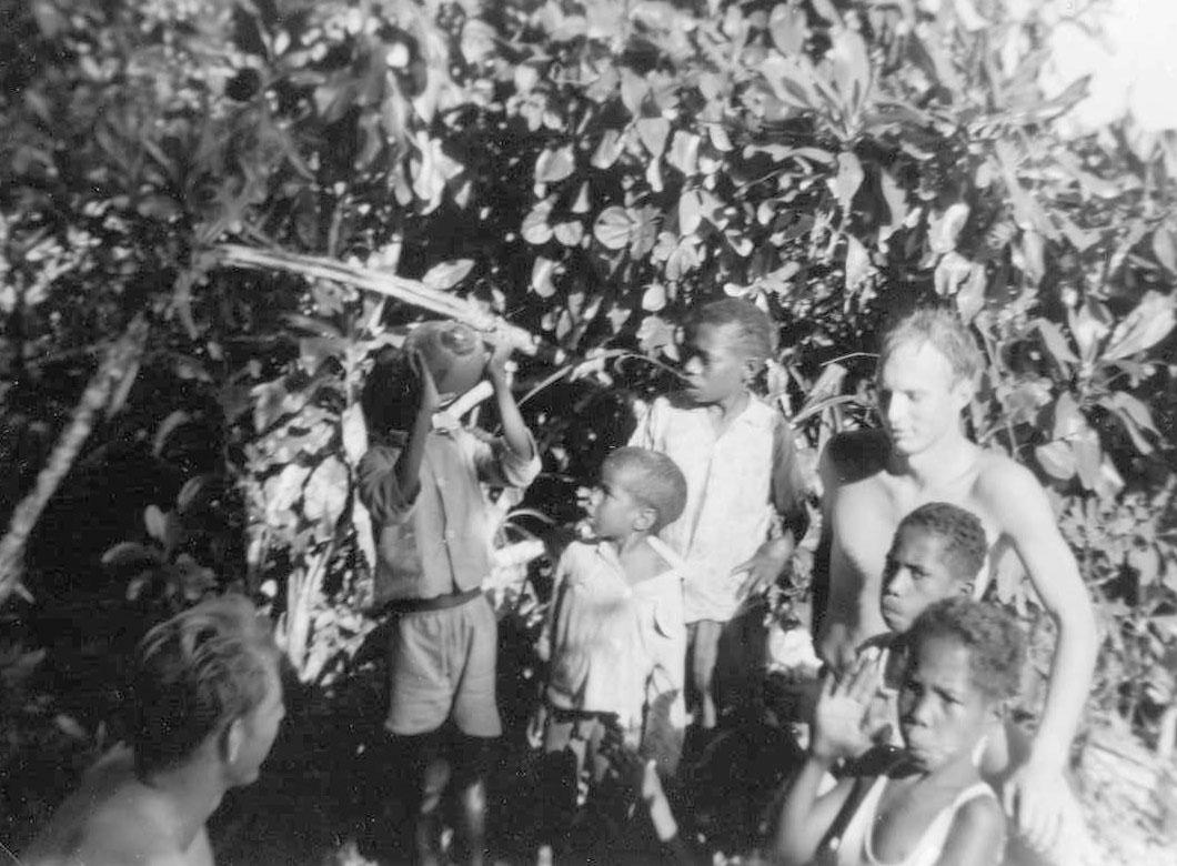 BD/277/59 -
Kinderen en twee mannen