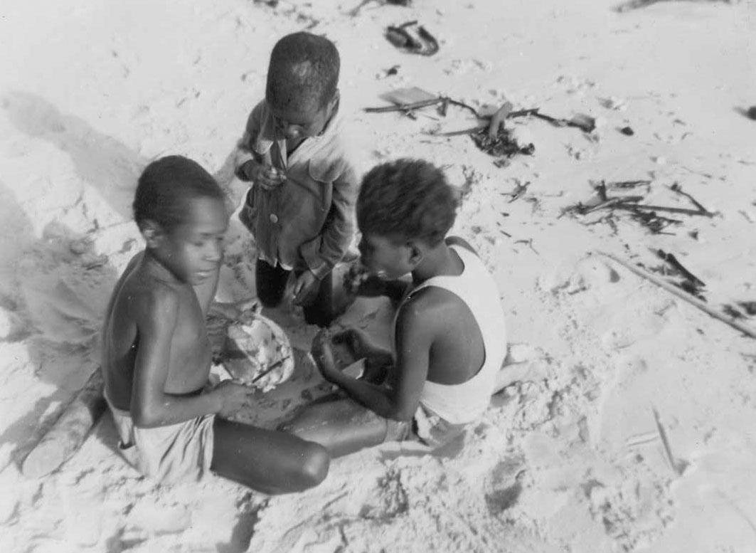 BD/277/61 -
Drie kinderen op het strand