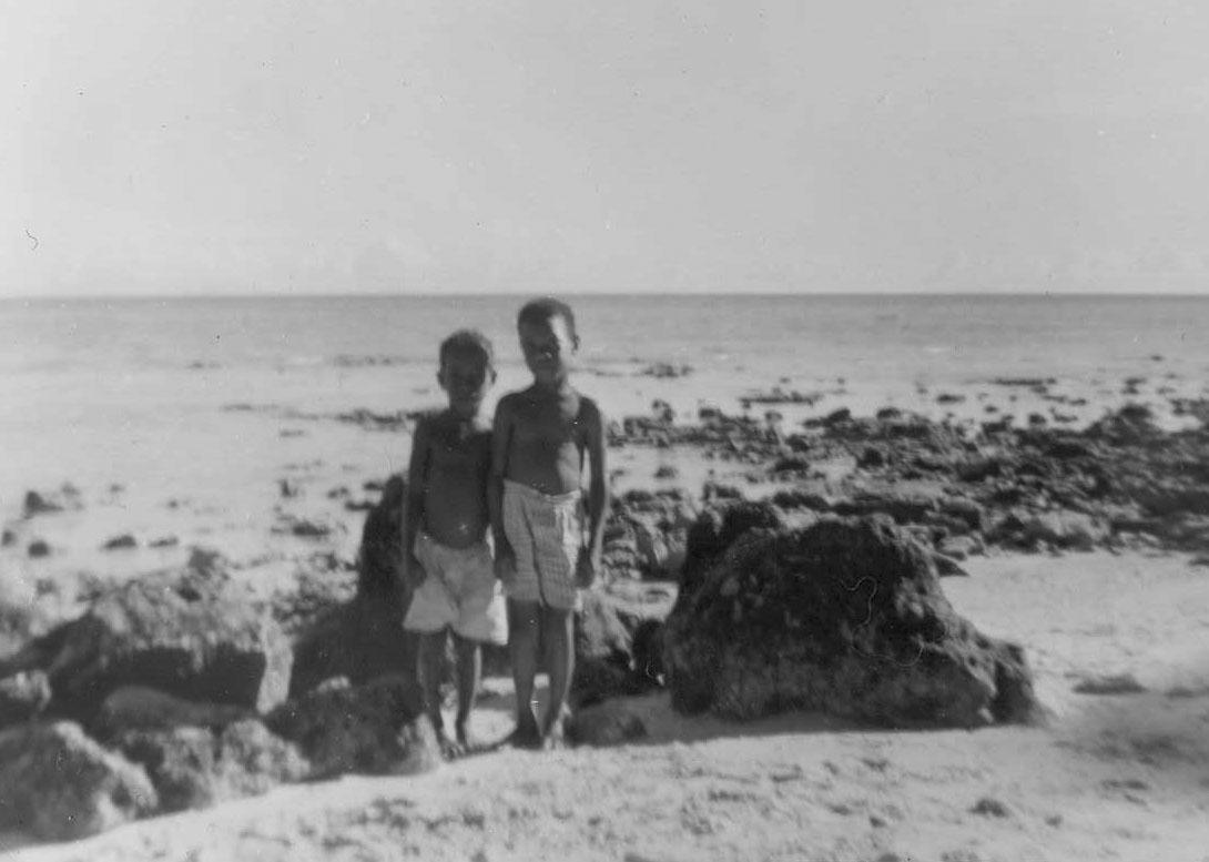 BD/277/62 -
Twee kinderen op het strand