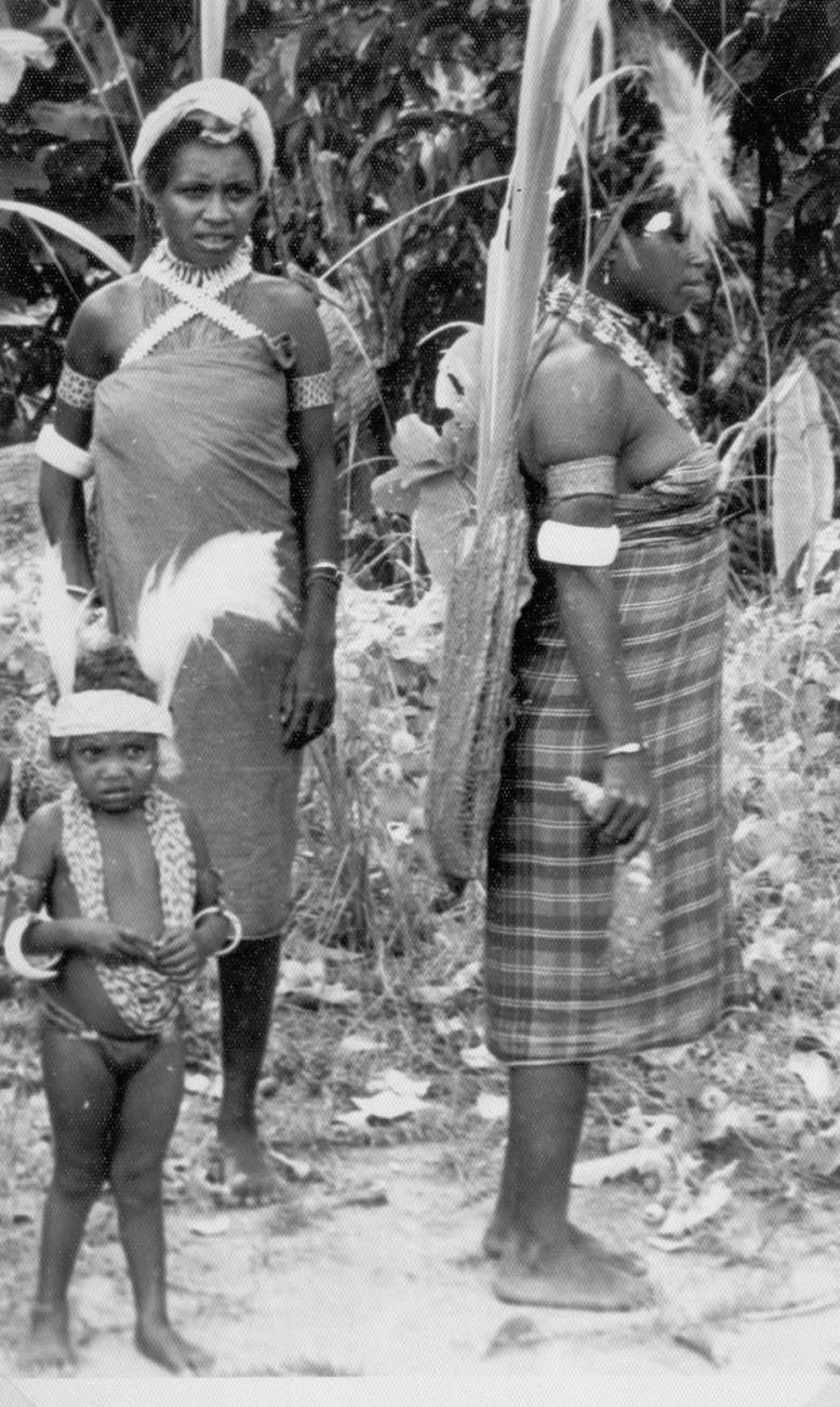 BD/277/63 -
Man en vrouw en kind in traditionele kledij