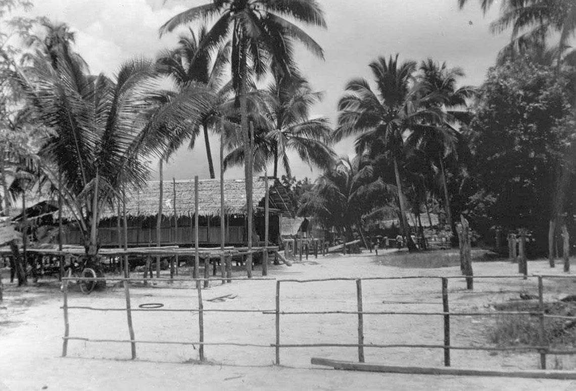 BD/277/70 - 
Dorp aan de kust
