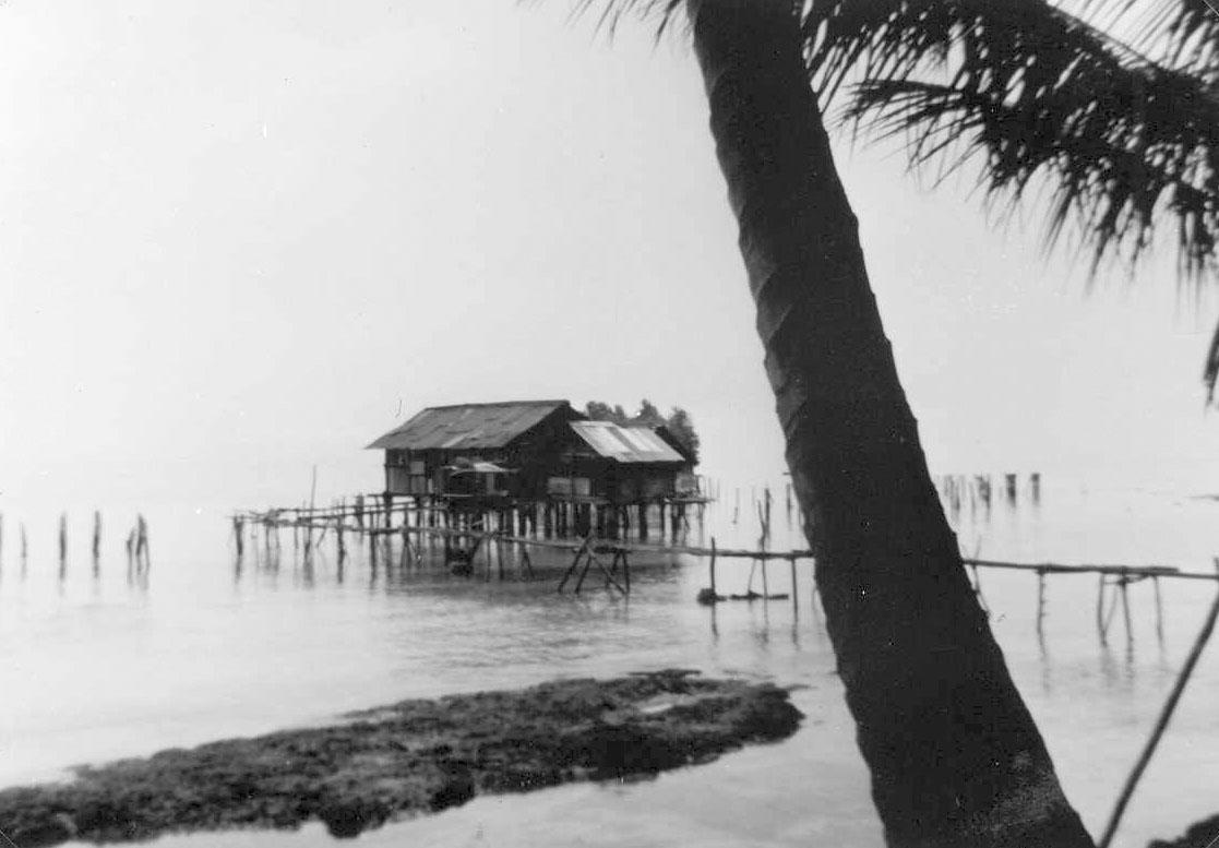 BD/277/74 -
Huis op palen in het water