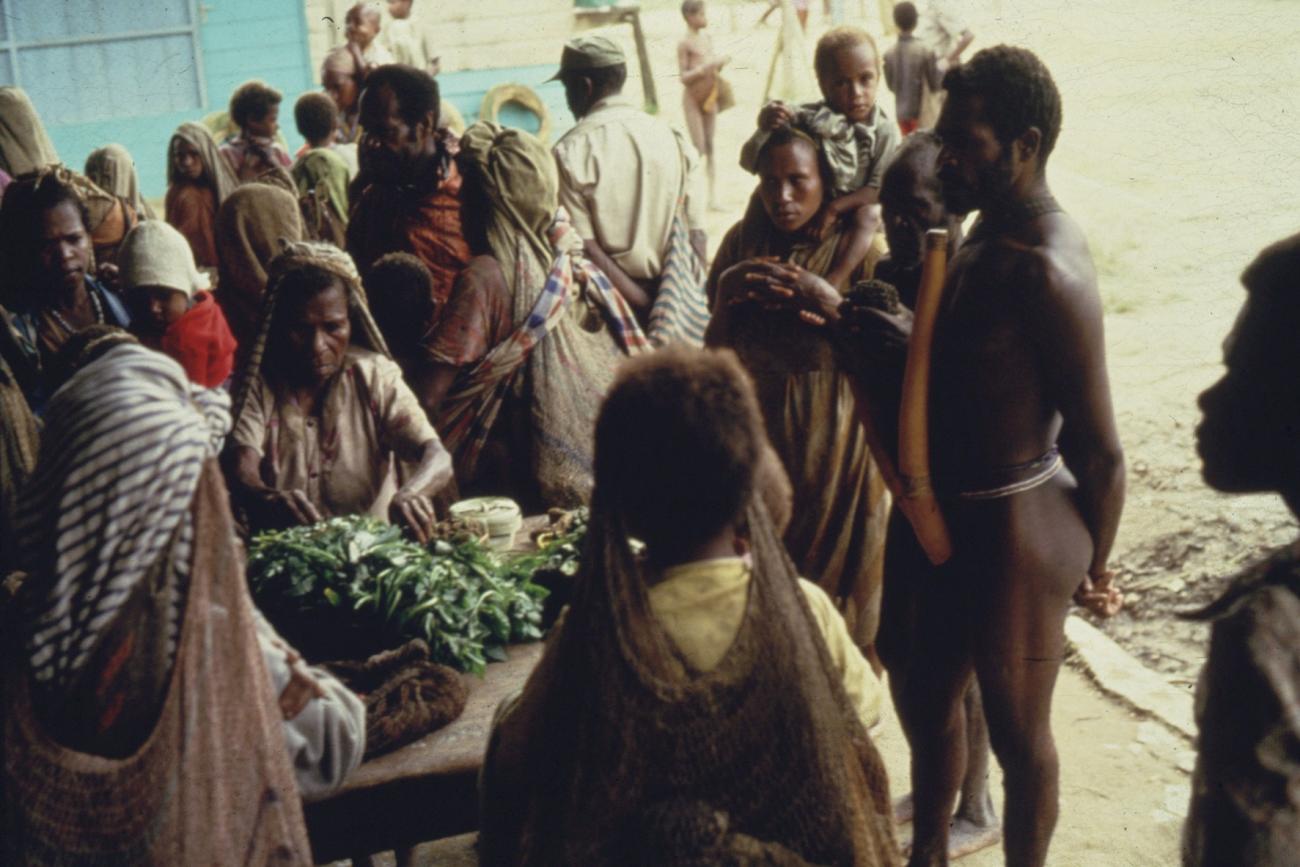 BD/285/29 -
Ekari's op de markt in Enarotali