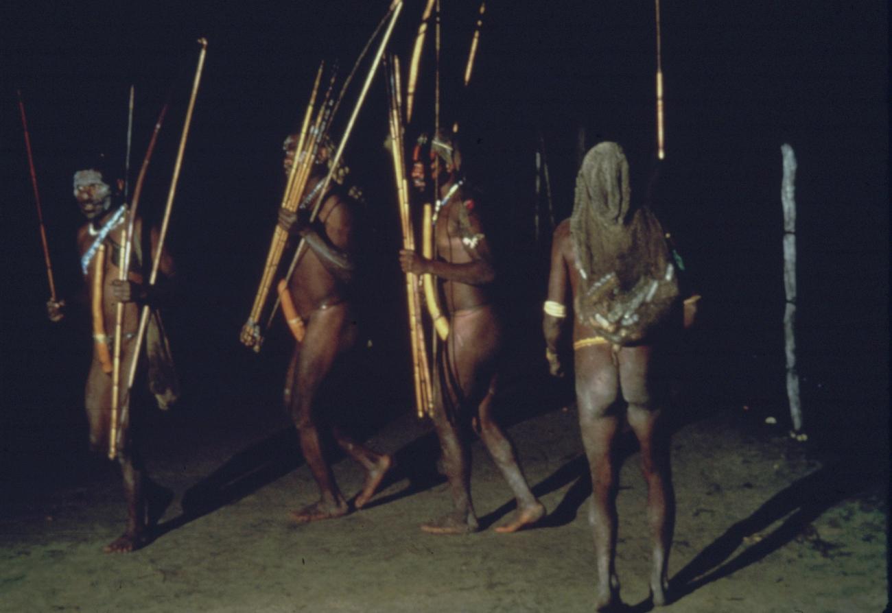 BD/285/53 -
Dansende mannen met hals- en hoofdversieringen en boog en pijlen