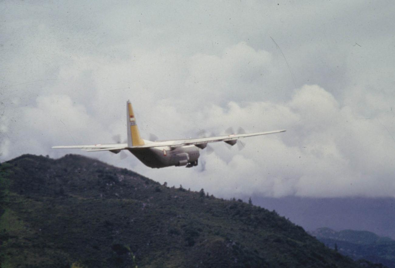BD/285/76 -
Vliegtuig boven berglandschap