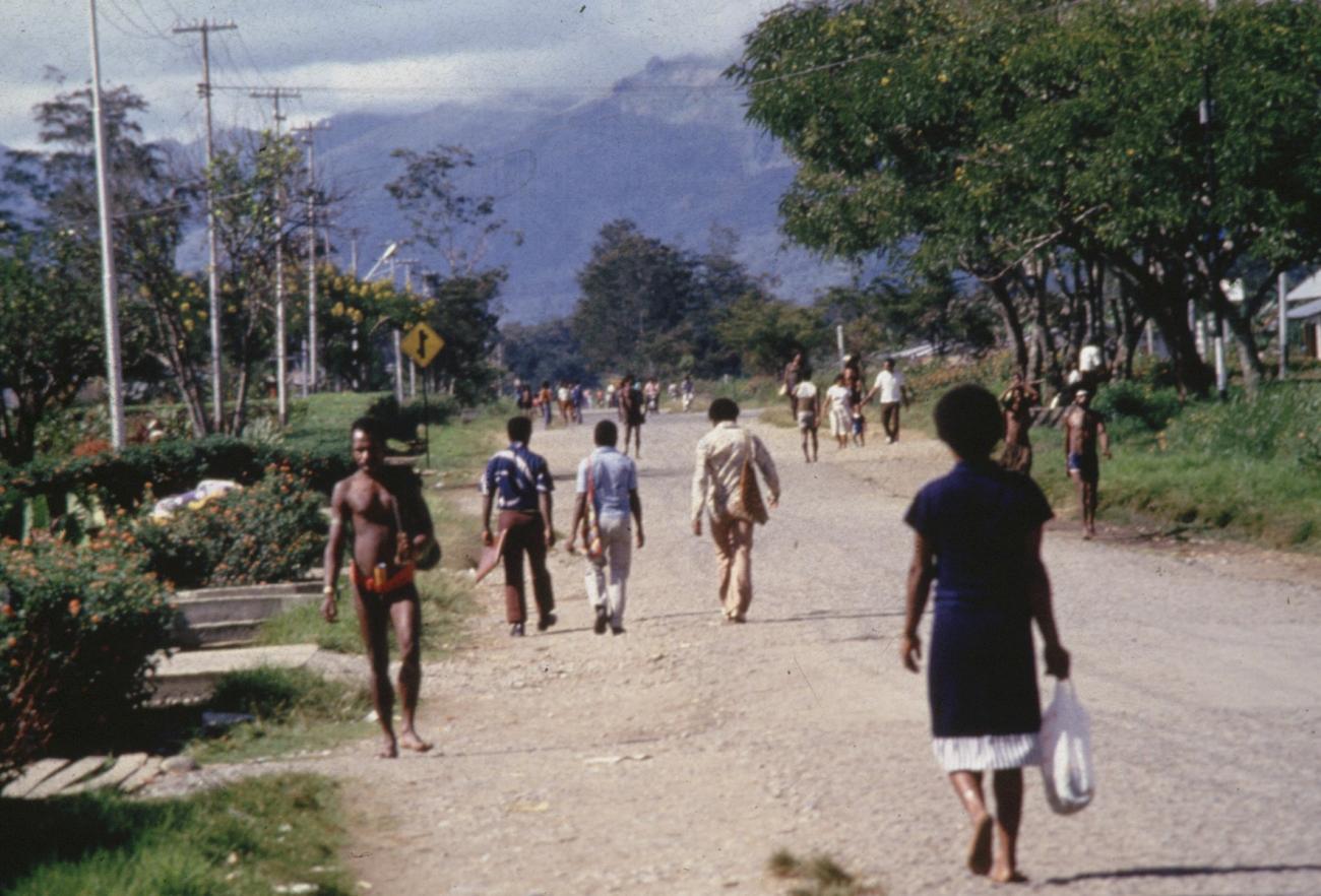BD/285/78 -
Wandelaars op een weg in Wamena