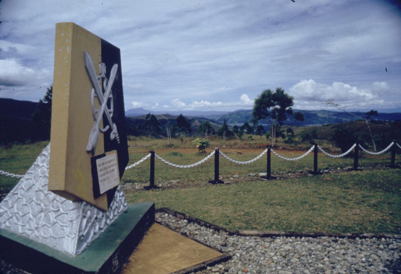 BD/285/9 -
MacArthur-monument te Ifar
