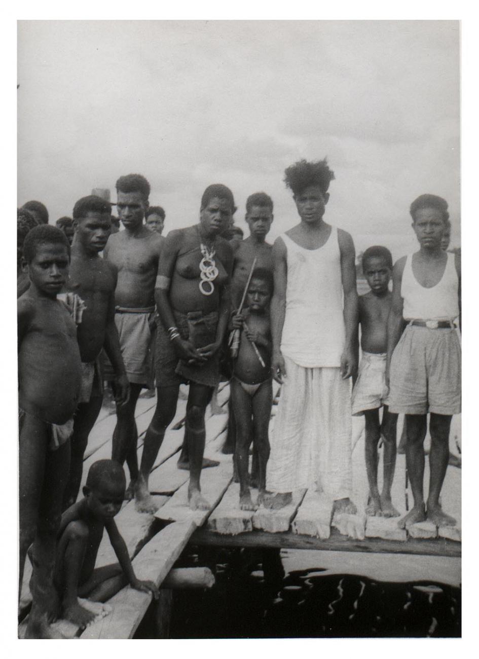 BD/54/17 -
Aermaroe, group photo Papuans