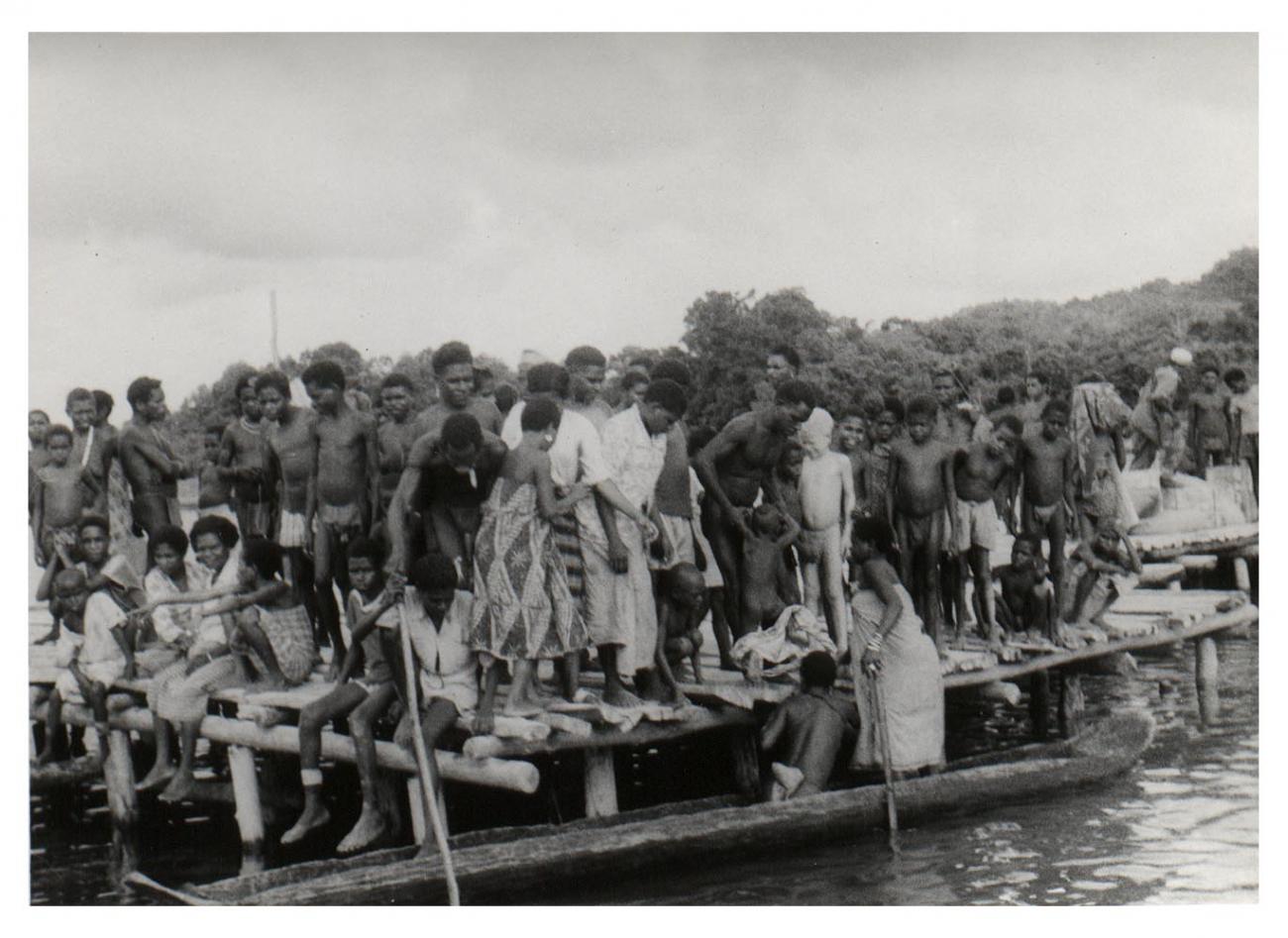 BD/54/18 - 
Kampong Manokwari, prauw bij steiger
