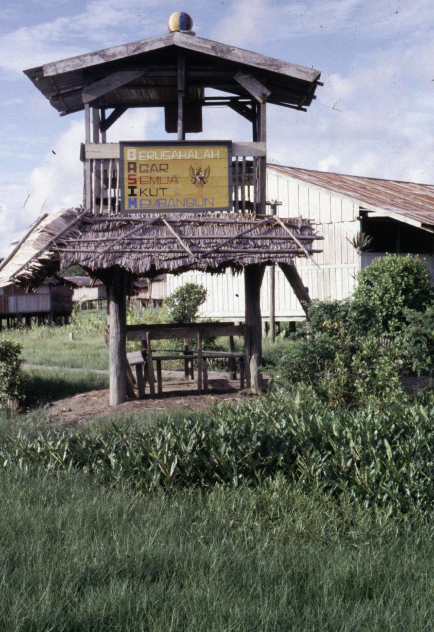 BD/216/361 - 
Zicht op het dorp Basim in de Asmat
