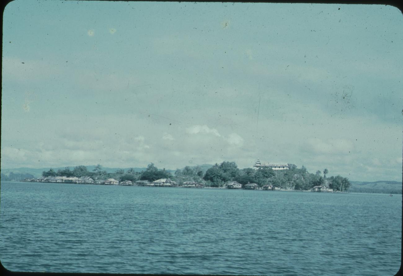 BD/248/226 - 
Eiland in het meer
