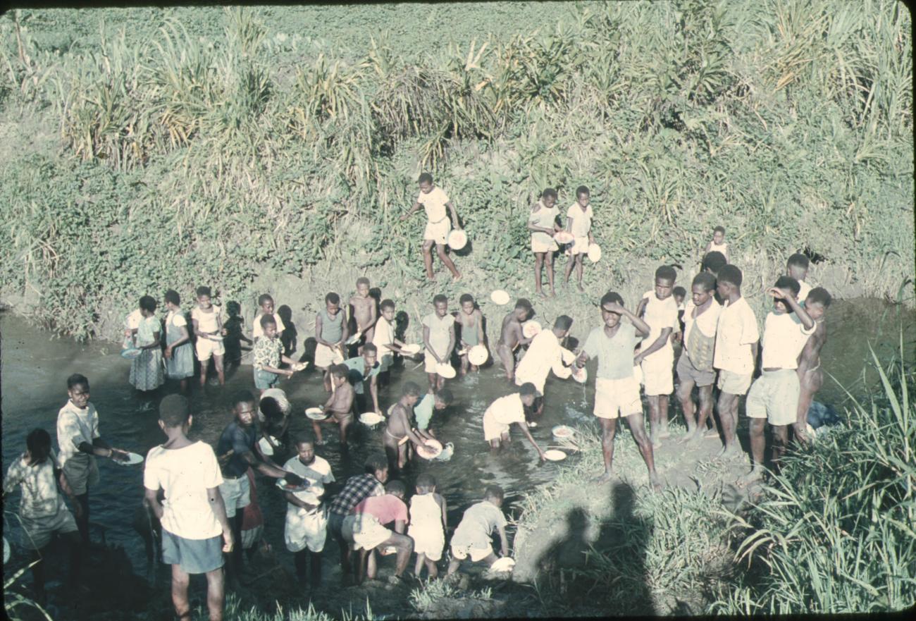 BD/248/258 -
mensen met borden in de rivier (School)